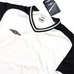 بلوز آستین دار ورزشی پسرانه فوتبالی برند آمبرو Umbro اورجینال وارداتی سفید مشکی